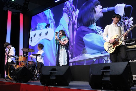 エンディングテーマ「WISH」を歌唱するmajiko。