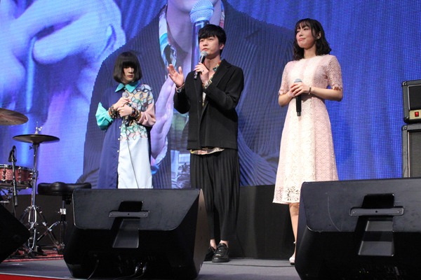 左からエンディングテーマを担当するmajiko、青田嵐役の福山潤、末黒野花役の日笠陽子。
