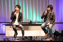 左から慎導灼役の梶裕貴、炯・ミハイル・イグナトフ役の中村悠一。