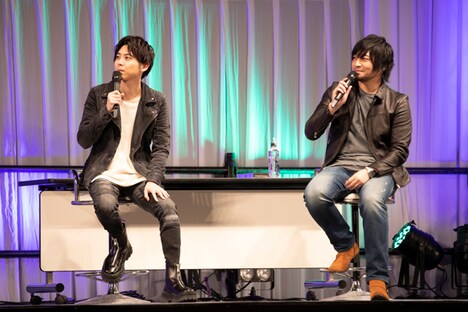 左から慎導灼役の梶裕貴、炯・ミハイル・イグナトフ役の中村悠一。