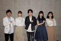 左から井上麻里奈、梶裕貴、石川由依、神谷浩史、司会を務めた松澤千晶アナウンサー。
