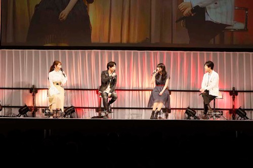 左から井上麻里奈、梶裕貴、石川由依、神谷浩史。