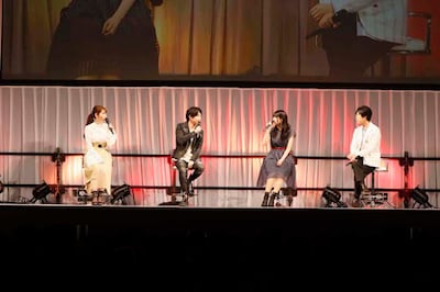 左から井上麻里奈、梶裕貴、石川由依、神谷浩史。