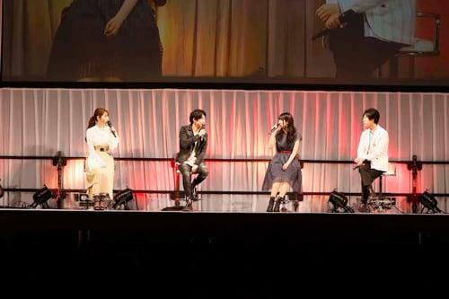 左から井上麻里奈、梶裕貴、石川由依、神谷浩史。