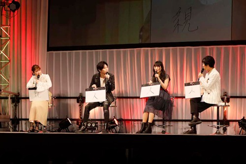 左から井上麻里奈、梶裕貴、石川由依、神谷浩史。