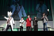 TVアニメ「Dr.STONE」のステージイベントの様子。左からメカ千空、小林裕介、古川慎、市ノ瀬加那、中村悠一。