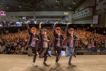 「『えいがのおそ松さん』公開記念！シェーWAVE『おそ松ステーション』公開収録」より。左から十四松役の小野大輔、一松役の福山潤、おそ松役の櫻井孝宏、イヤミ役の鈴村健一。