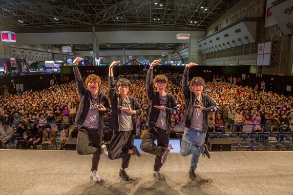 「『えいがのおそ松さん』公開記念!シェーWAVE『おそ松ステーション』公開収録」より。左から十四松役の小野大輔、一松役の福山潤、おそ松役の櫻井孝宏、イヤミ役の鈴村健一。