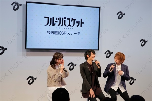 左から本田透役の石見舞菜香、草摩由希役の島崎信長、草摩夾役の内田雄馬。