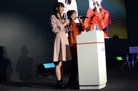 イベントの様子。左から近藤玲奈、石原夏織。