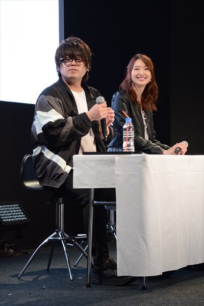 イベントの様子。左から松岡禎丞、戸松遥。