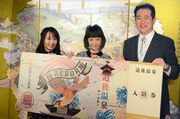 「火の鳥“道後温泉編”」制作発表会の様子。左から水樹奈々、手塚るみ子、松山市長の野志克仁氏。