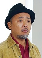 三宅祐役のマキタスポーツ。