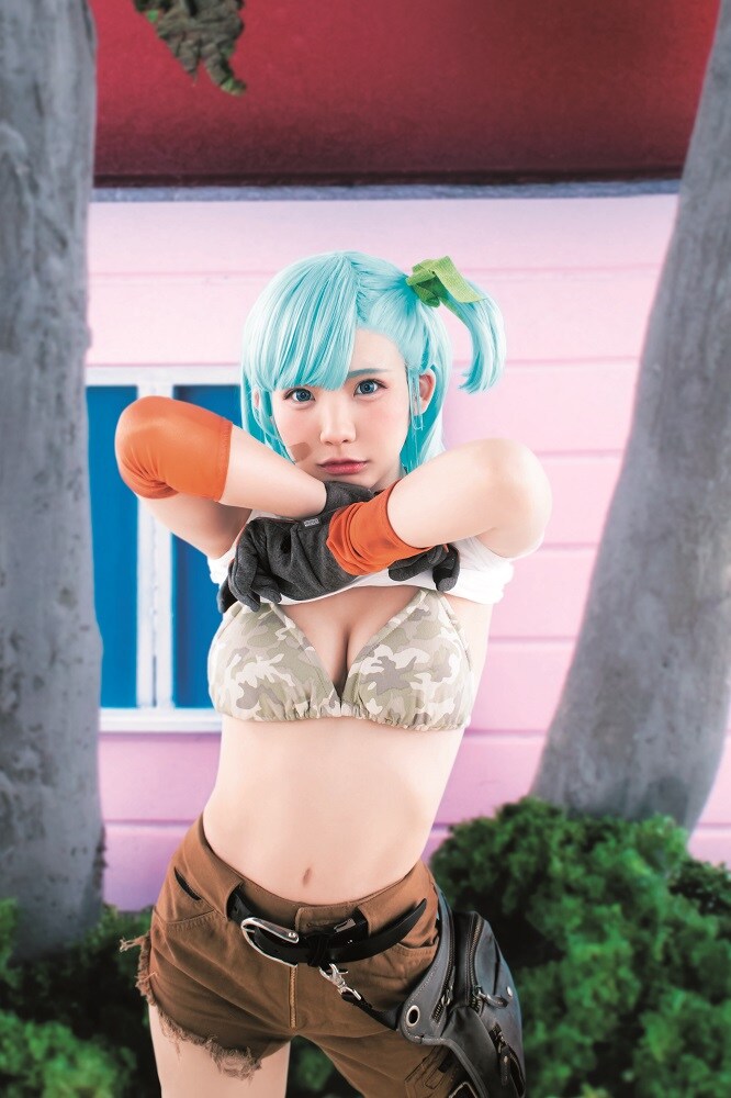 ブルマのコスプレをするえなこ。撮影/桑島智輝 (c)バードスタジオ／集英社