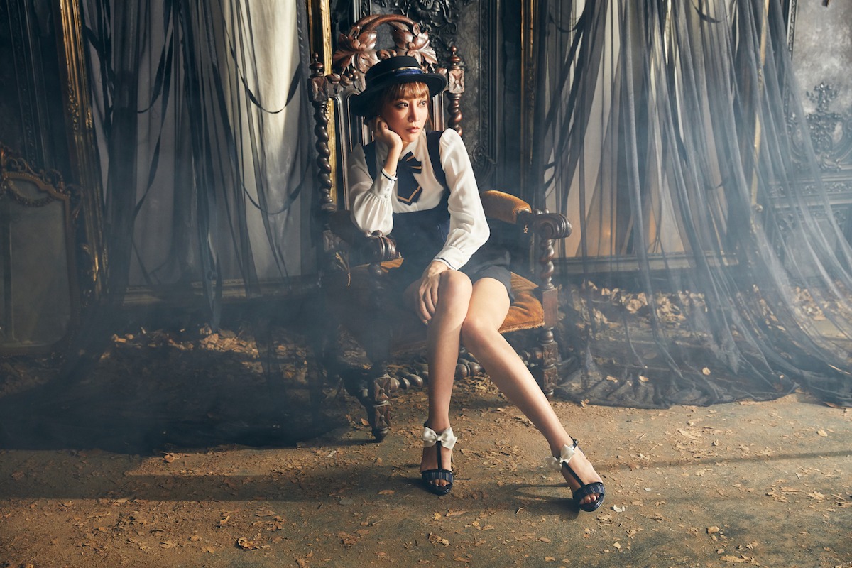 シエル・ファントムハイヴモデルのサンダルをモチーフにしたサンダルの着用イメージ。