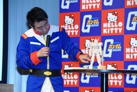 木彫りのガンダムの「ふくらはぎの丸みがいい」と語る有野晋哉。