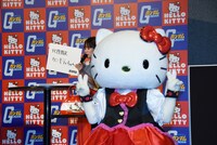 カニのポーズで横歩きするハローキティ。