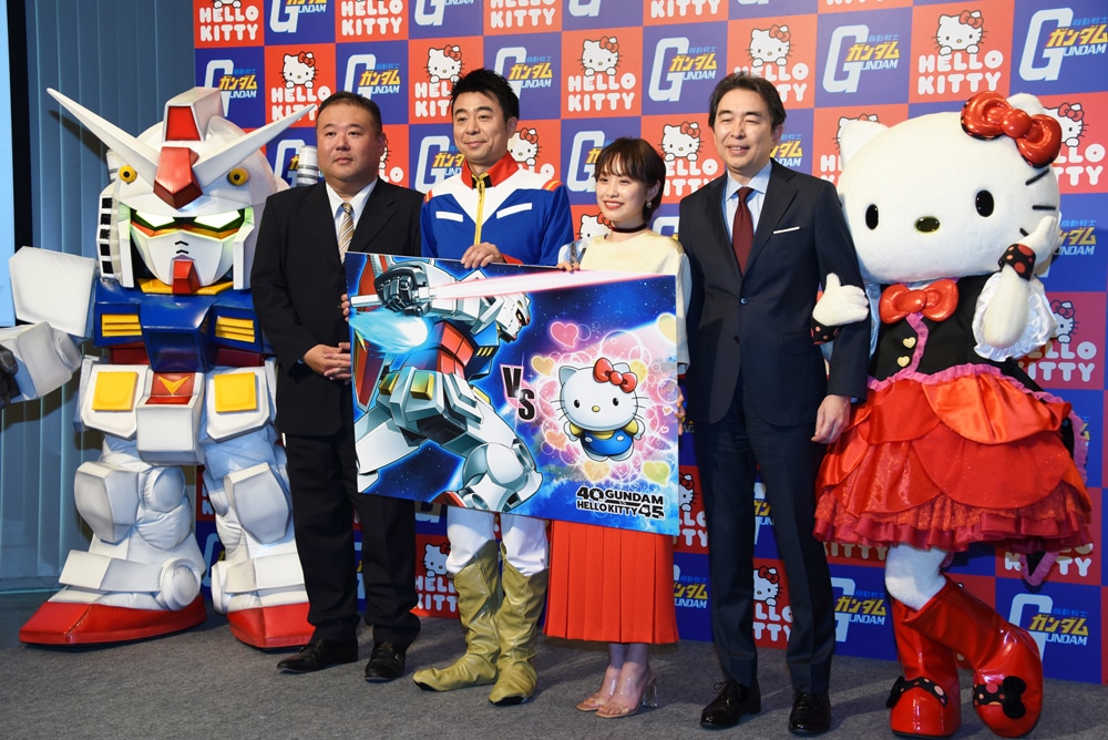 左からガンダム、創通の常務取締役である田村烈、よゐこの有野晋哉、高橋愛、サンリオの取締役である下村陽一郎、ハローキティ。