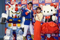 左からガンダム、よゐこの有野晋哉、高橋愛、ハローキティ。