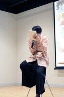 質感にこだわったというBlu-ray / DVDのパッケージを凝視する高杉真宙。