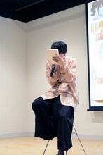 質感にこだわったというBlu-ray / DVDのパッケージを凝視する高杉真宙。