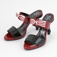 グレル・サトクリフモデルのサンダル。