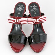 グレル・サトクリフモデルのサンダル。