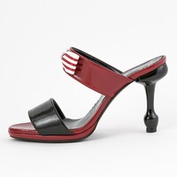 グレル・サトクリフモデルのサンダル。