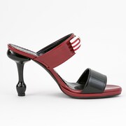 グレル・サトクリフモデルのサンダル。