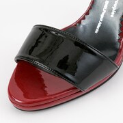 グレル・サトクリフモデルのサンダル。