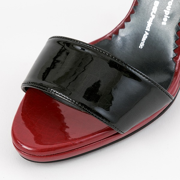 グレル・サトクリフモデルのサンダル。