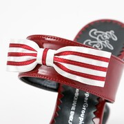 グレル・サトクリフモデルのサンダル。