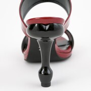 グレル・サトクリフモデルのサンダル。