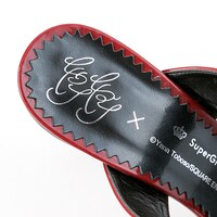 グレル・サトクリフモデルのサンダル。