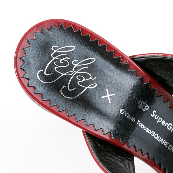 グレル・サトクリフモデルのサンダル。