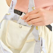 キャンバスショルダートートの使用イメージ。