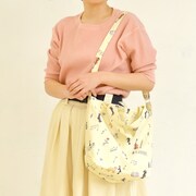 キャンバスショルダートートの使用イメージ。