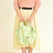 キャンバスショルダートートの使用イメージ。