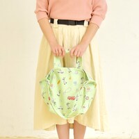 キャンバスショルダートートの使用イメージ。