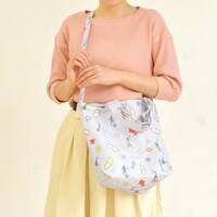 キャンバスショルダートートの使用イメージ。