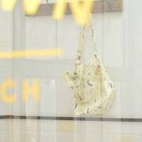 キャンバスショルダートートの使用イメージ。