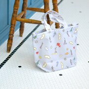 キャンバスショルダートートの使用イメージ。