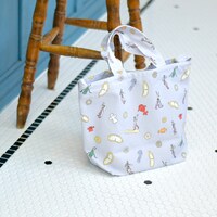 キャンバスショルダートートの使用イメージ。