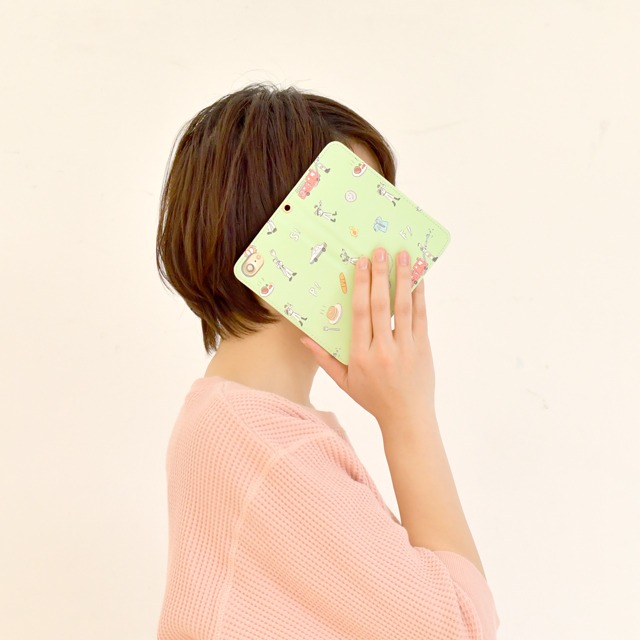 「BOOK iPhoneケース」の使用イメージ。