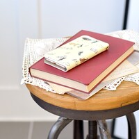 「BOOK iPhoneケース」の使用イメージ。