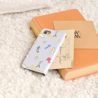 「BOOK iPhoneケース」の使用イメージ。