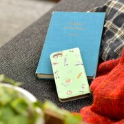 「BOOK iPhoneケース」の使用イメージ。