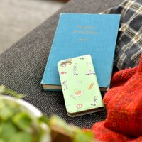 「BOOK iPhoneケース」の使用イメージ。