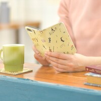 「BOOK iPhoneケース」の使用イメージ。