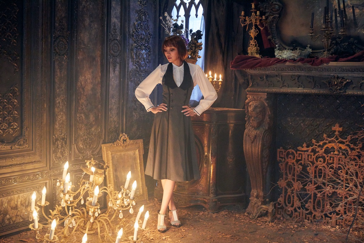 セバスチャン・ミカエリスをモチーフにしたサンダルの着用イメージ。